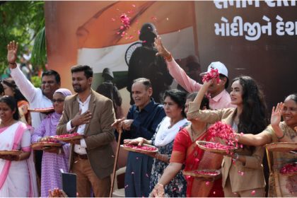 Modi Roadshow in Vadodara Colonel Sofiya Qureshis family was also present to welcome PM Modi 1