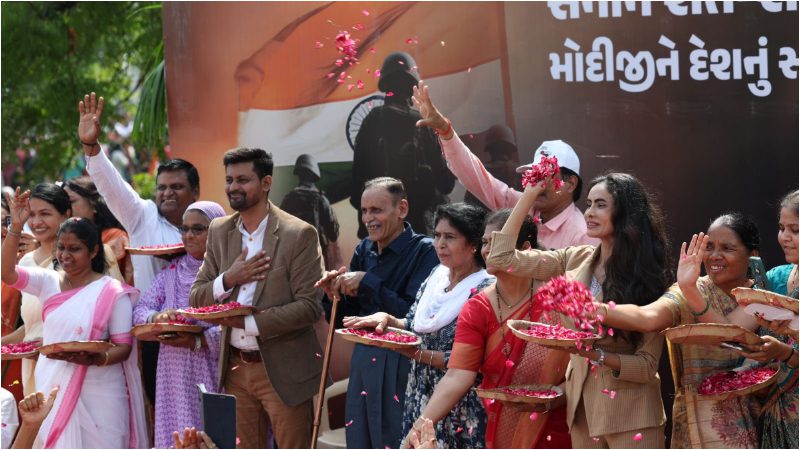 Modi Roadshow in Vadodara Colonel Sofiya Qureshis family was also present to welcome PM Modi 1