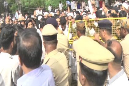 Muslim protest in Belgavi Miscreants throw slippers police
