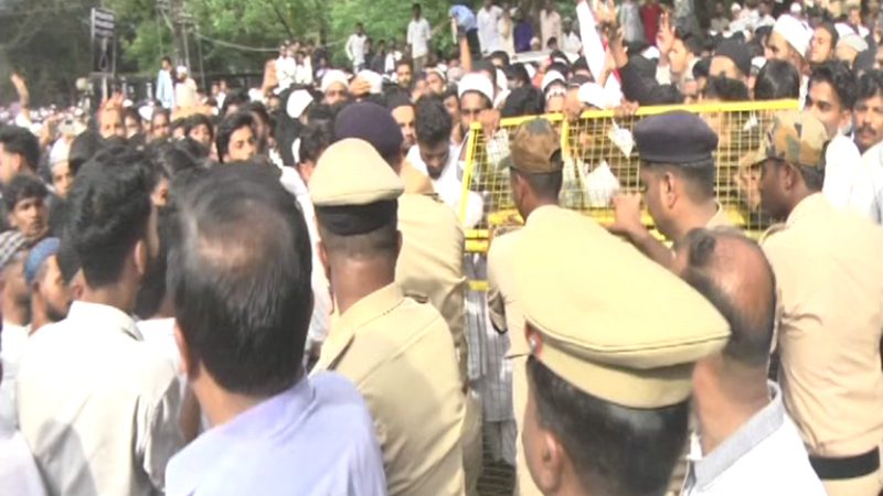 Muslim protest in Belgavi Miscreants throw slippers police