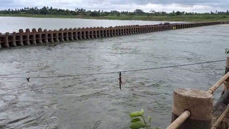 Water levels in the Krishna increase due to heavy rain Chikkapadasalagi Barrage almost full Bagalkot 2