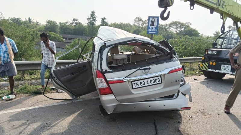 innova car crashes into divider after tyre bursts three dead in chitradurga