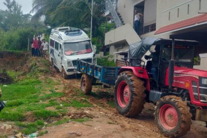 tourists vehicle gets stuck in a field in chikkamagaluru mudigere