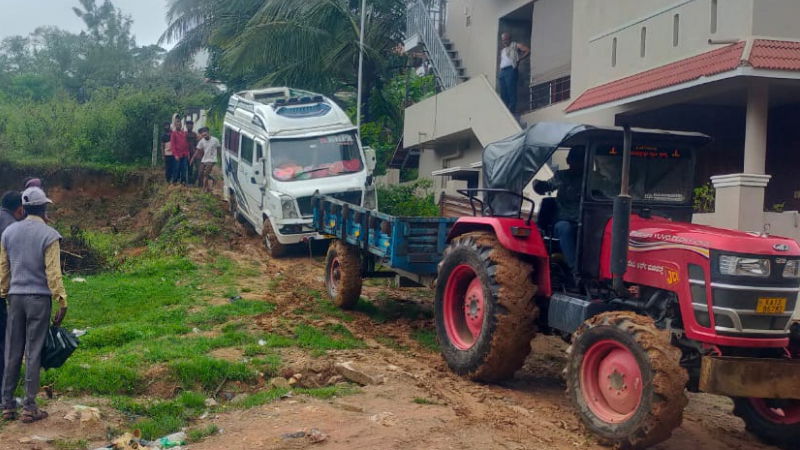 tourists vehicle gets stuck in a field in chikkamagaluru mudigere