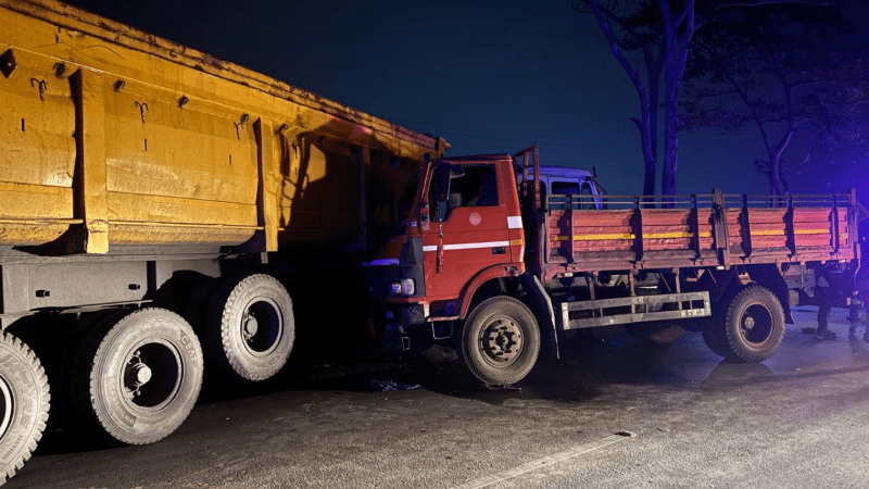 truck hits trailer Raipur
