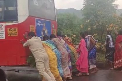 women pushed stopped bus hosapete vijayanagara Congress Sadhana Samavesha