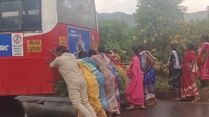 women pushed stopped bus hosapete vijayanagara Congress Sadhana Samavesha