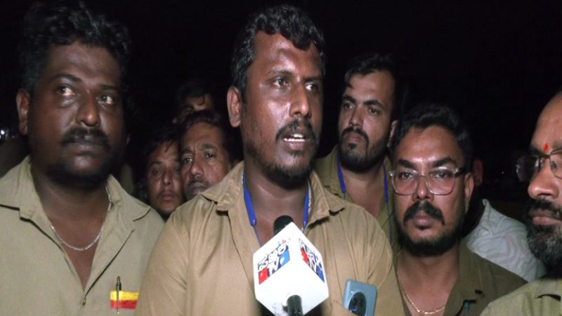 Auto Driver Lokesh Bellandur Hindi Woman Attacked By Slipper