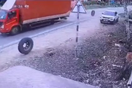 Container Wheel Comes Out During moving Auto damaged in Hassan Beluru