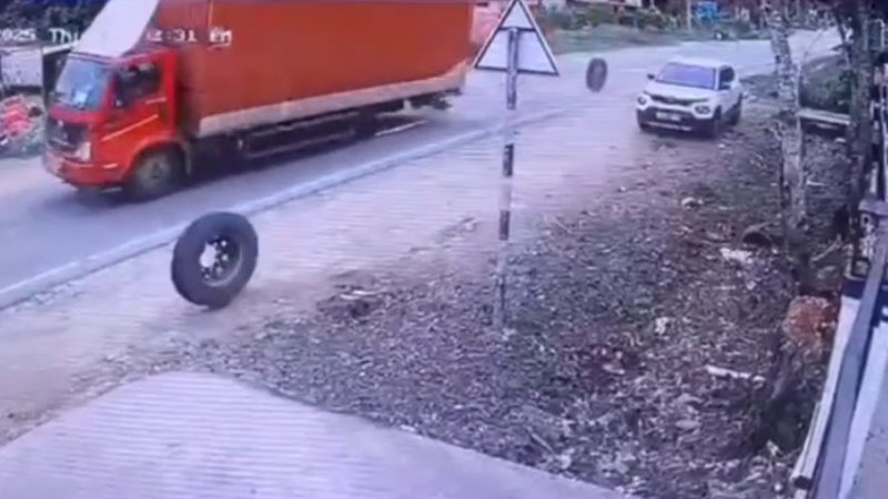 Container Wheel Comes Out During moving Auto damaged in Hassan Beluru