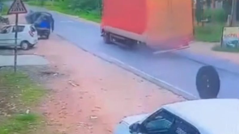 Container Wheel Comes Out During moving Auto damaged in Hassan Beluru 1