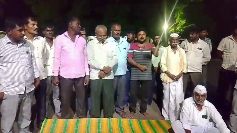 Farmers stage a day night protest in front of Jamkhandi Sugars Factory demanding payment of sugarcane bill 1