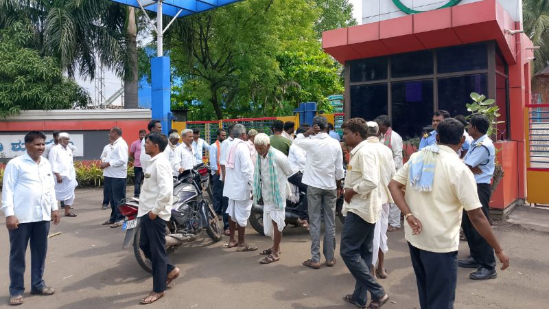 Farmers stage a day night protest in front of Jamkhandi Sugars Factory demanding payment of sugarcane bill 2
