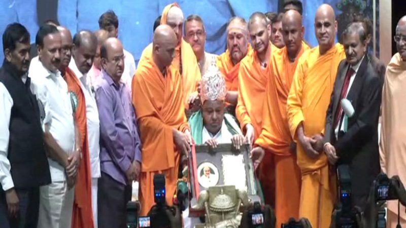 HD Deve Gowda Sri Ganga Samrata Shree Purusha
