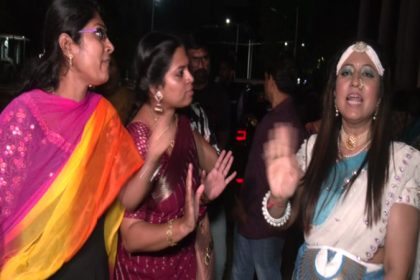 dance organizer gets scolded by parents town hall bengaluru