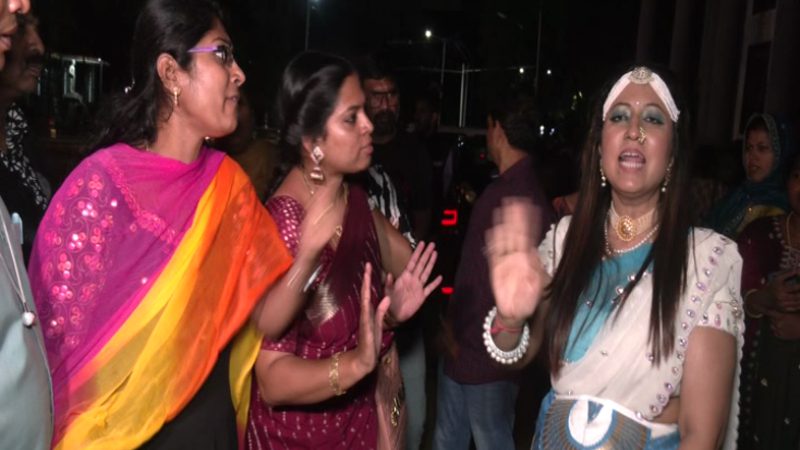 dance organizer gets scolded by parents town hall bengaluru