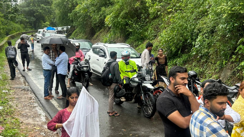 huge tree falls in charmadi ghat due to rain 3 km traffic jam