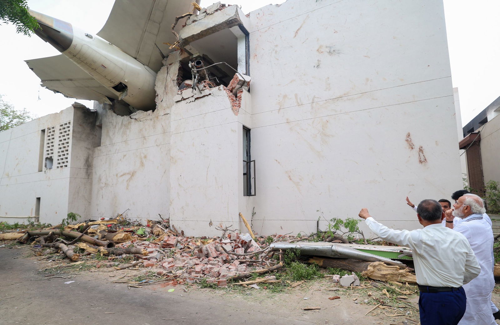 pm modi visits plane crash site in ahmedabad 8