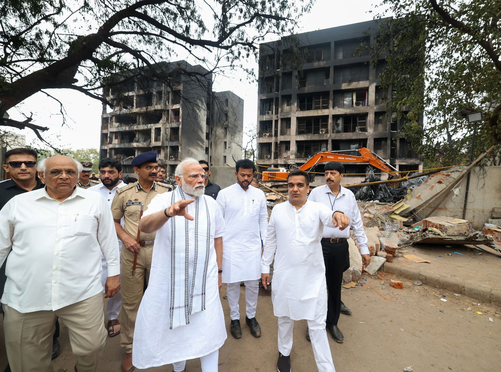pm modi visits plane crash site in ahmedabad 9