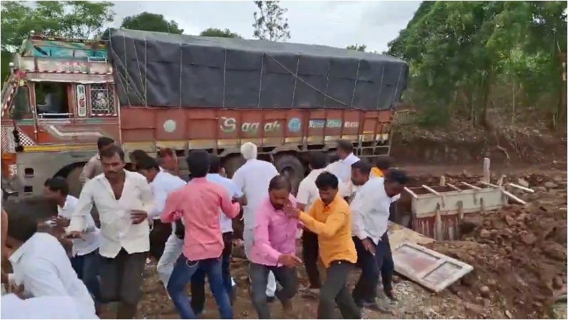 A truck fell off a road during a work inspection Engineer Locals Escape Narrowly