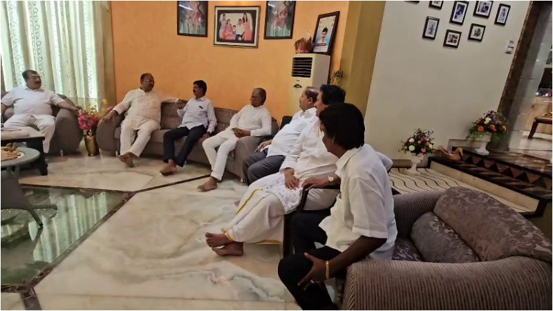 BJP Rebel Team meets MLC Lakhan Jarkiholi gokak Belagavi 1