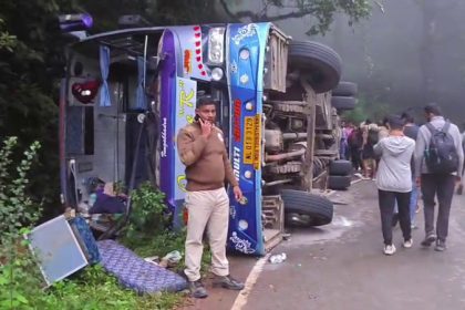 Bus overturns in Chikkamagaluru 25 injured
