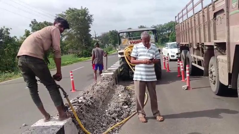 Congress Leader Krishna Reddy Demolishes State Highway Divider For His Shop In Mudhol 1