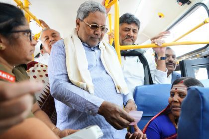 Karnatakas ‘free bus scheme CM Siddaramaiah symbolically distributed ticket to woman 2