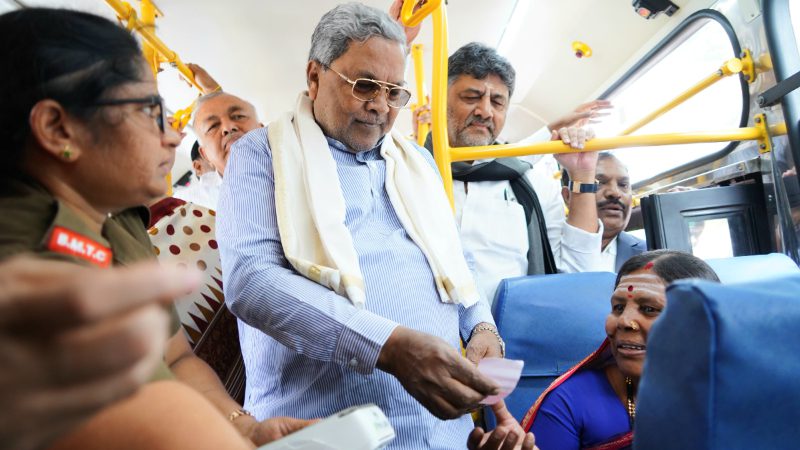 Karnatakas ‘free bus scheme CM Siddaramaiah symbolically distributed ticket to woman 2