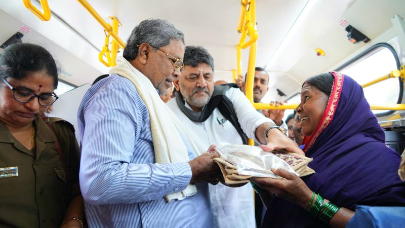 Karnatakas ‘free bus scheme CM Siddaramaiah symbolically distributed ticket to woman 3