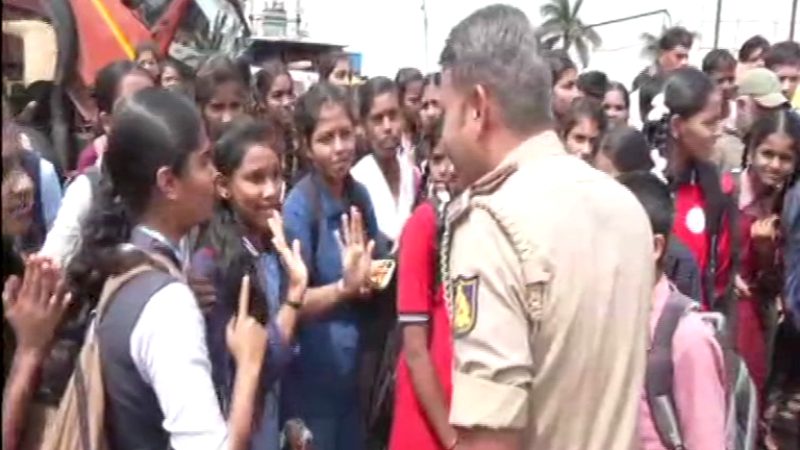 Students block Bengaluru Pune highway for bus stage sudden protest in front of Suvarna Soudha Belagavi 1
