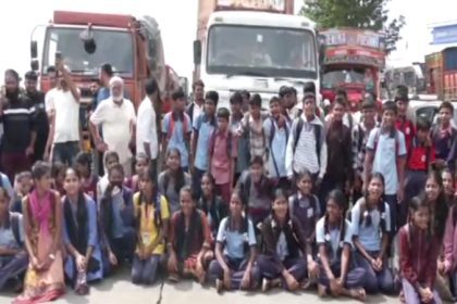 Students block Bengaluru Pune highway for bus stage sudden protest in front of Suvarna Soudha Belagavi 2