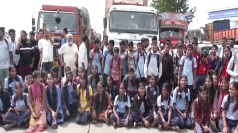 Students block Bengaluru Pune highway for bus stage sudden protest in front of Suvarna Soudha Belagavi 2