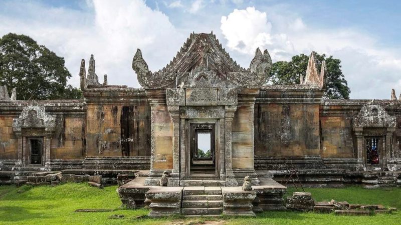 Thailand Cambodia clash over the 11th century Preah Vihear Shiva temple Borders shut F 16 deployed civilians killed 1