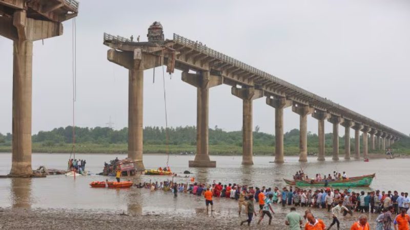 bridge collapsed in Vadodara