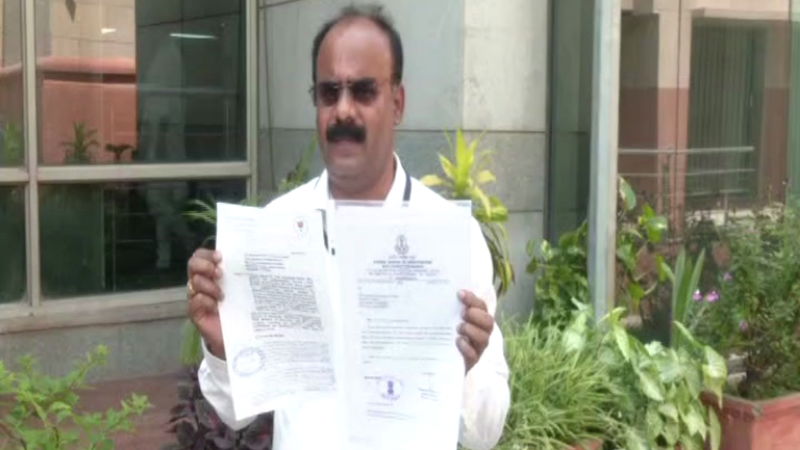 Devarajegowda gives complaint against congress leaders to eci