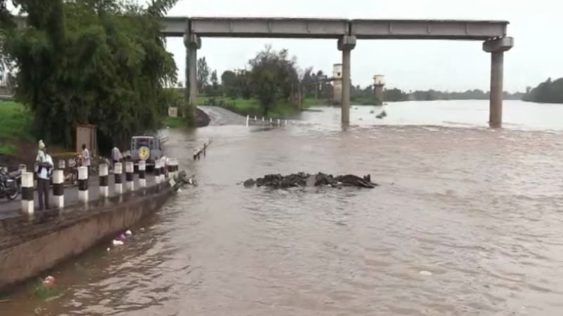 Heavy rains in Maharashtra 8 bridges in chikodi sub division flooded belagavi