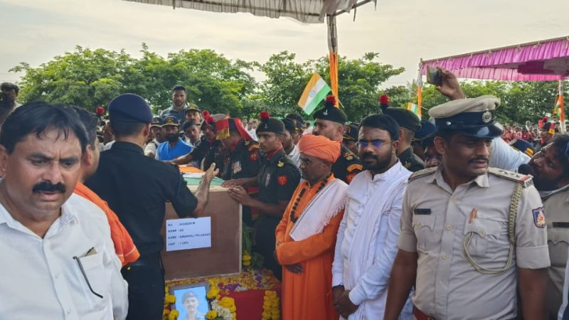 Soldier Kiranraj cremated with state honours Athani 3