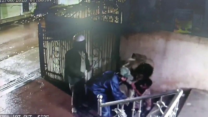 Thief arrested by ASI while stealing from ATM Horrifying scene captured on CCTV camera Ballari 1