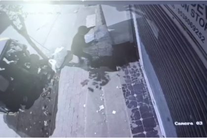 Thieves came in an auto and stole a bag of salt in front of the shop Ballari
