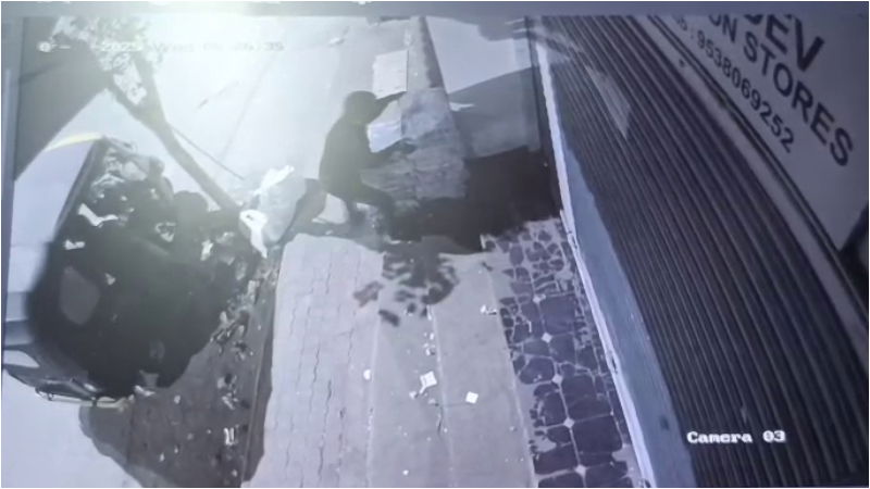 Thieves came in an auto and stole a bag of salt in front of the shop Ballari