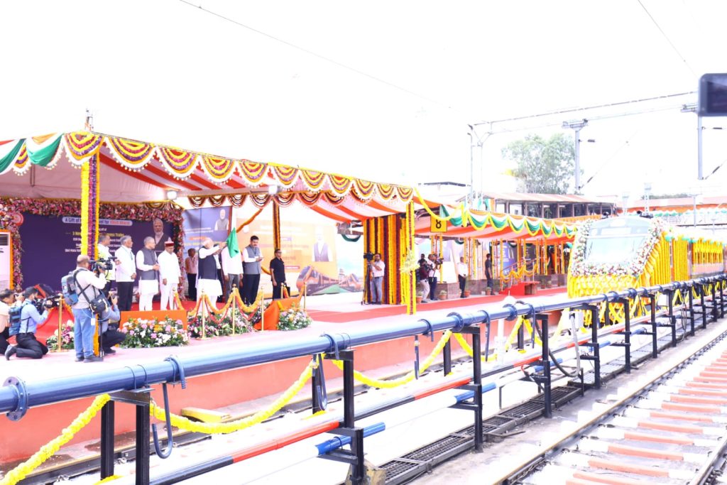 ಆಪರೇಷನ್ ಸಿಂಧೂರ ನಂತರ ಮೊದಲ ಬಾರಿಗೆ ಬೆಂಗಳೂರಿಗೆ ಬಂದಿದ್ದೇನೆ: ಮೋದಿ 20 modi vande bharat train