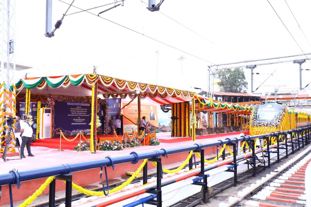ಆಪರೇಷನ್ ಸಿಂಧೂರ ನಂತರ ಮೊದಲ ಬಾರಿಗೆ ಬೆಂಗಳೂರಿಗೆ ಬಂದಿದ್ದೇನೆ: ಮೋದಿ 25 vande bharat train 1