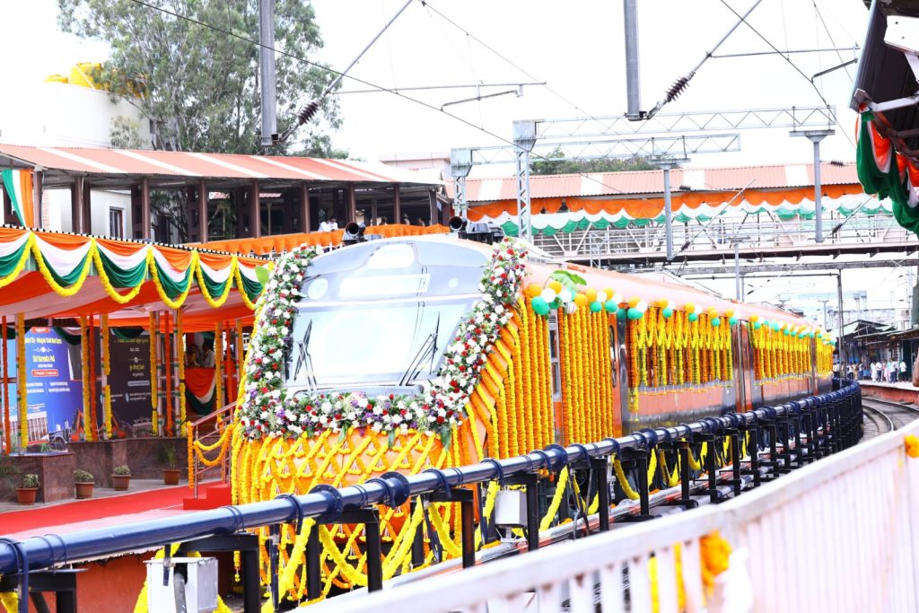 ಆಪರೇಷನ್ ಸಿಂಧೂರ ನಂತರ ಮೊದಲ ಬಾರಿಗೆ ಬೆಂಗಳೂರಿಗೆ ಬಂದಿದ್ದೇನೆ: ಮೋದಿ 24 vande bharat train