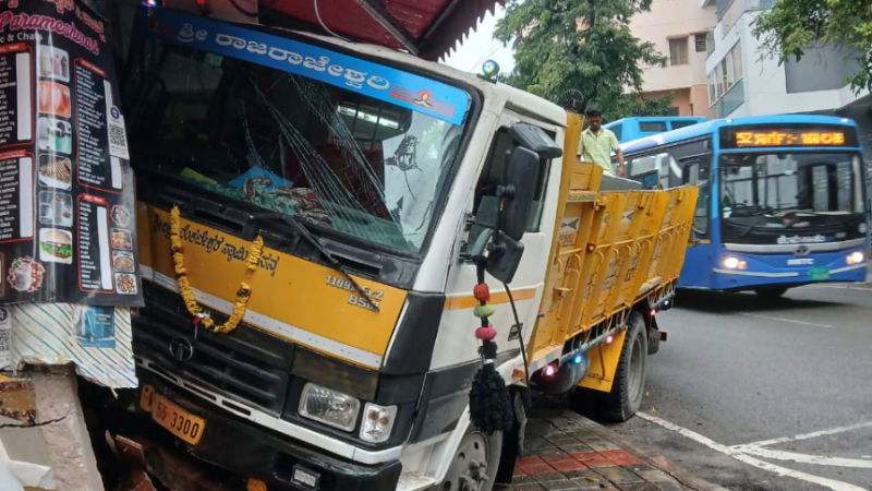 A Lorry crashed into a bakery in Malleshwaram Bengaluru