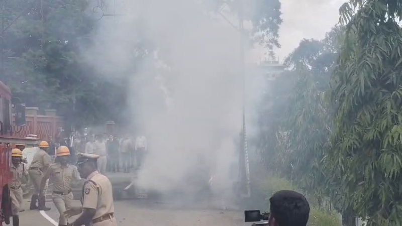 ಸಿಎಂ ನಿವಾಸದ ಮುಂದೆ ಹೊತ್ತಿ ಉರಿದ ಕಾರು - ಕೂದಲೆಳೆ ಅಂತರದಲ್ಲಿ ಚಾಲಕ ಪಾರು 3 Car catches fire in front of CM Siddaramaiah residence 1