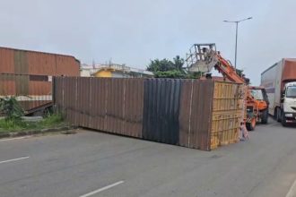 Container overturns near Nelamangala toll 1 km traffic jam