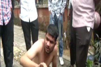 Daughter sexually assaulted on Hyderabad Bengaluru bus Mother strips driver naked and beats him up Basaveshwara Nagar