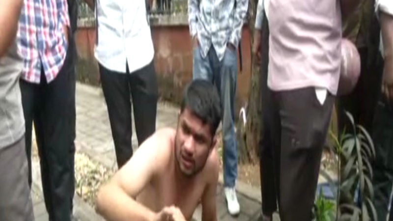 Daughter sexually assaulted on Hyderabad Bengaluru bus Mother strips driver naked and beats him up Basaveshwara Nagar