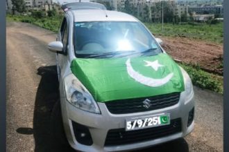 Gadag Pakistan Flag on Car